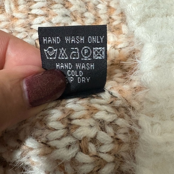 Cute V neck diamond pattern sweater with fringe on sleeves. Muted colors - Picture 9 of 12